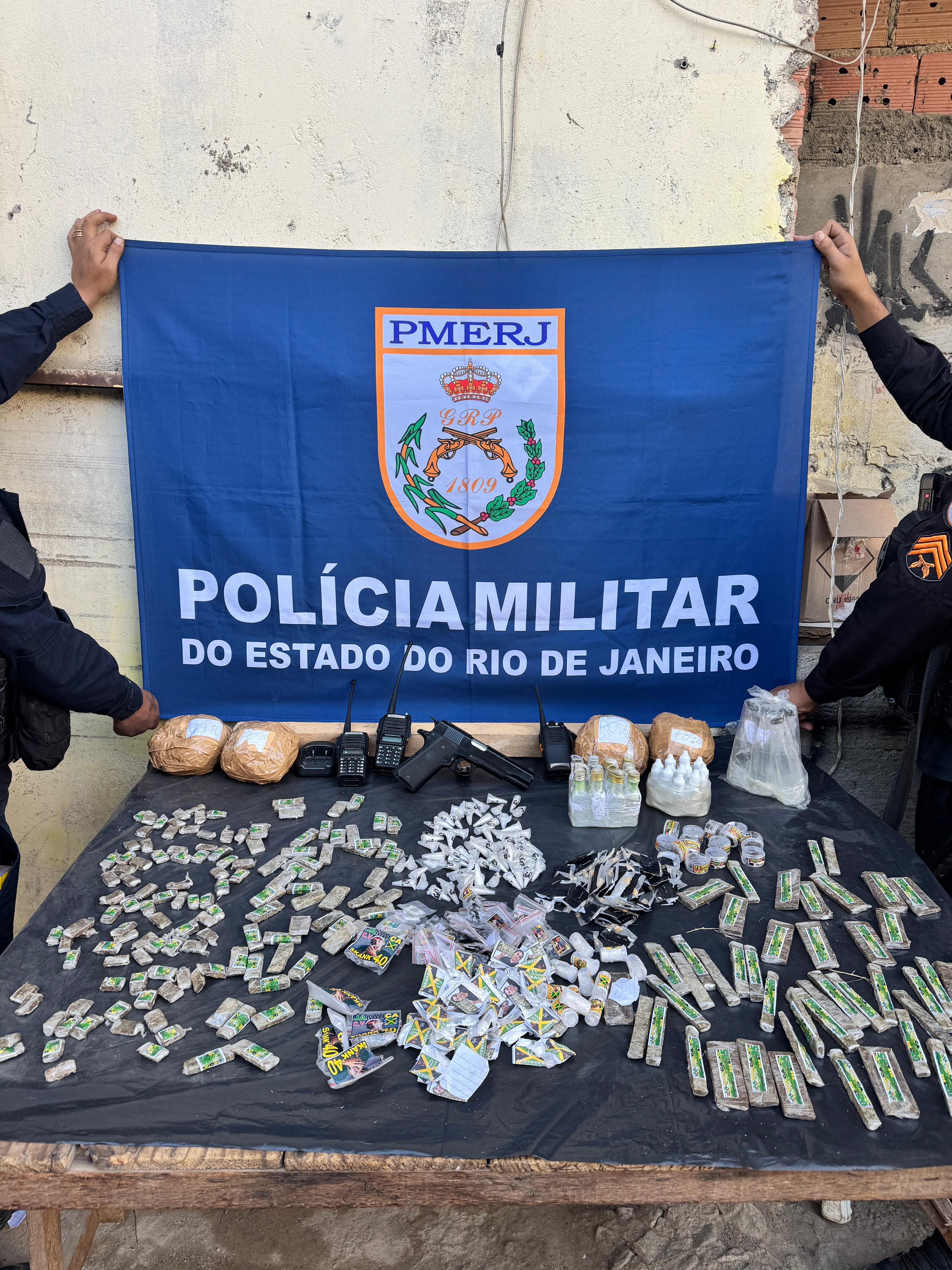 Batalhão do Meier apreende farta quantidade dr drogas em conjunto habitacional em Triagem